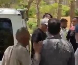 وصول جثمان سهام جلال لمسجد حسن الشربتلي تمهيدًا لصلاة الجنازة