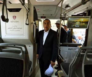 رئيس الوزراء يستقل أتوبيس نقل عام خلال جولة بعدد من مشروعات محافظة القاهرة