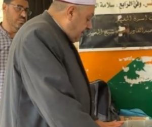 خلال تفقده اللجان.. وكيل الأزهر يرصد علبة سجائر مع طالب ويضبط هاتفًا محمولًا مع آخر قبل الامتحان
