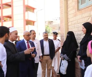 محافظ شمال سيناء يتفقد لجان امتحانات الثانوية الأزهرية للفتيات للتأكد من توفير الأجواء المناسبة للطالبات(صور) 