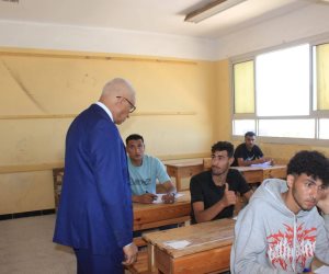 محافظ شمال سيناء يتفقد لجان امتحانات الثانوية الأزهرية للفتيات للتأكد من توفير الأجواء المناسبة للطالبات (صور) 