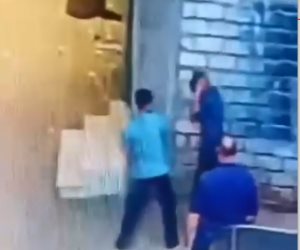كشف ملابسات قيام شخص ونجليه بالتعدي بالضرب على قائد "توك توك" وأحد الأشخاص وزوجته ببنى سويف