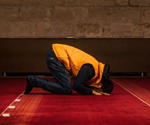 هل ترك دعاء القنوت في الفجر يبطل الصلاة؟.. أمين الفتوى يجيب