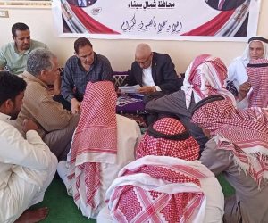 بالقرب من خط الحدود الدولية.. محافظ شمال سيناء يلتقي عواقل ومشايخ قبيلة العزازمة ويستمع لمطالبهم 