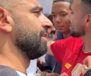 محمد صلاح يلبى طلبات الجماهير المصرية فى أمريكا بالتقاط الصور والتوقيع على القمصان الخاصة بهم .. فيديو