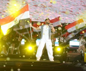 تامر حسنى يغنى مع الجمهور ويصافحهم بحفل Egyptian Fan Zone بالعاصمة الجديدة