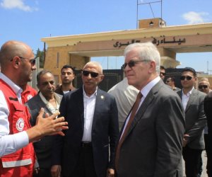 محافظ شمال سيناء يستقبل القائم بأعمال السفير الأمريكي ويصطحبه في جولة ميدانية لمعبر رفح البري (صور) 