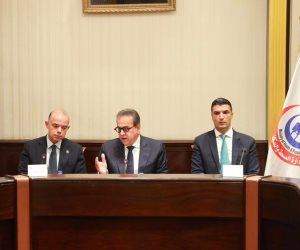 وزير الصحة يبحث مع وزيري الاستثمار والصناعة آليات خفض الإصابة بالأمراض المرتبطة بالسكر