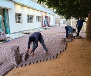 محافظ الجيزة يعلن بدء أعمال تركيب بلاط الإنترلوك بمدينة الباويطي بالواحات البحرية