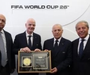 إنفانتينو يهدى أبو ريدة تذكار كأس العالم باسم الرئيس السيسى