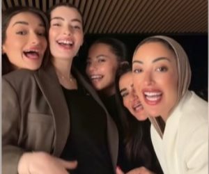  "أنا مامي" ليلى زاهر مع شقيقتها وصديقاتها احتفالا بالحمل 
