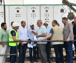 وزير الدولة للإنتاج الحربي يجتمع مع مسئولي شركات المقاولات ويواصل تفقد مشروعات "حياة كريمة" بمحافظة أسيوط