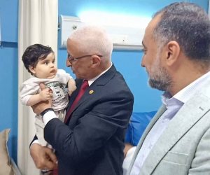 محافظ شمال سيناء يزور المرضى والجرحى الفلسطينيين بمستشفى العريش لمتابعة الرعاية والخدمات المقدمة لهم (صور) 