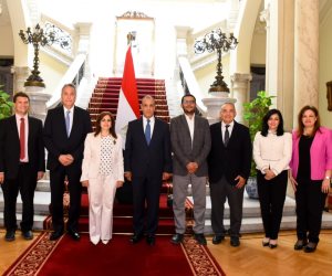 وزير الخارجية يلتقي الوفد الطبي العائد من تنزانيا وكينيا ويشيد بما حققته القافلة من نتائج ملموسة