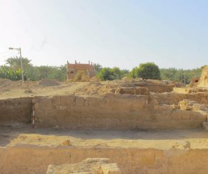 بالصور..الكشف عن عناصر معمارية جديدة من معبد القصر القديم بالواحات البحرية