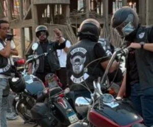 مشهد وفاء مؤثر.. محبو محمد مرزبان يودعونه بالدراجات النارية في العزاء