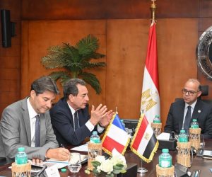 وزير الاستثمار يبحث مع السفير الفرنسي تعميق التعاون الاستثماري والتجاري