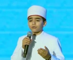 الطفل محمد القلاجي يصدح بأنشودة دينية أمام الرئيس السيسي بحفل أئمة الأوقاف