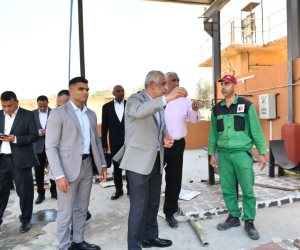 وزير الإنتاج الحربي يتابع تشغيل أحد خطوط الإنتاج بشركة أبو زعبل للكيماويات
