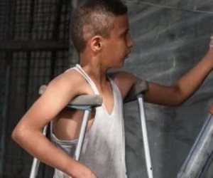 مأساة طفل فلسطينى .. استعان بـ"ماسورة" لتعويض قدمه المبتورة بسبب القصف الإسرائيلي على غزة