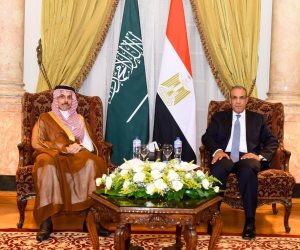 وزير الخارجية يبحث مع نظيره السعودي سبل تعزيز العلاقات الثنائية والتطورات الإقليمية