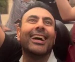 على أنغام سطلانة .. محمد كريم يحتفل بفوز منتخب مصر أمام نيوزيلندا فى الشوارع 