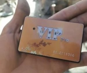 قبل بدء الامتحان.. ضبط سماعتين مخبأتين داخل كارت مع طالبين بقنا.. صور