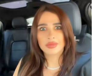 ياسمين عبد العزيز تنشر فيديو من داخل سيارة تسير بدون سائق في لوس أنجلوس