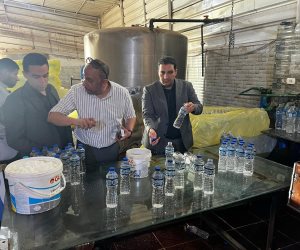 ضبط محطة تبيع مياه الفلاتر على أنها معدنية ومصادرة آلاف الزجاجات بالعياط 