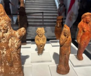 صودرت سابقاً في أثينا.. اليونان تعيد ست قطع أثرية قديمة إلى مصر