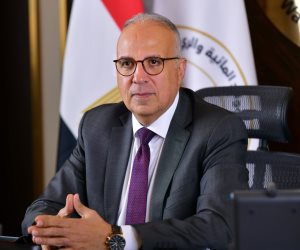 وزير الري يتابع موقف غرق أحد الصنادل بمنطقة ميناء السد العالي شرق ببحيرة ناصر