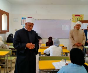 رئيس قطاع المعاهد الأزهرية يتفقد لجان الشهادة الثانوية بالقليوبية ويفاجأ بـ4 شقيقات «توأم» يؤدين الامتحان ويعدهن بتكريم خاص