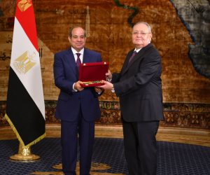  الرئيس السيسي يمنح وسام الجمهورية لقيادات قضائية سابقة ويشدد على ترسيخ دولة القانون