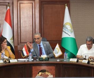 محافظ الجيزة يعقد اجتماعًا مع مسؤولي شركات النظافة والمتعهدين لرفع كفاءة منظومة العمل 
