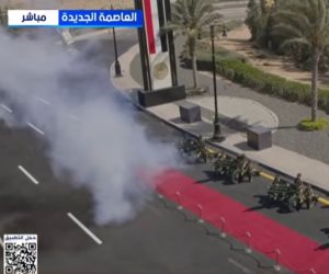 طلقات المدفعية تستقبل الرئيس السيسي لدى وصوله مقر القيادة الاستراتيجية بالعاصمة الإدارية (فيديو)