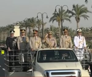الرئيس السيسي يحيّي رجال القوات المسلحة خلال تفقده مقر القيادة الاستراتيجية بالعاصمة الإدارية (فيديو)