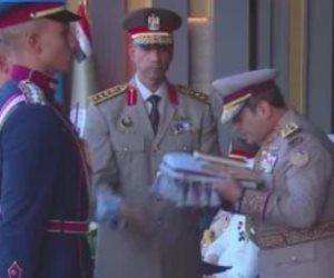 الرئيس السيسي يسلم علم القوات المسلحة لقائد حرس الشرف لرفعه على مقر القيادة الاستراتيجية