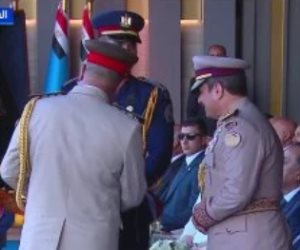 وزير الدفاع يهدي الرئيس السيسي درعًا تذكارية خلال افتتاح القيادة الاستراتيجية