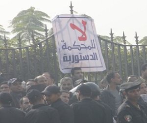 بعد حديث الرئيس السيسي.. كيف عطلت جماعة الإخوان أعلى جهة قضائية في مصر بحصار المحكمة الدستورية؟