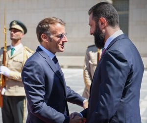  رغم  دوي الانفجارات .. ماكرون  يلتقي الشرع لفتح صفحة جديدة بعد الأسد