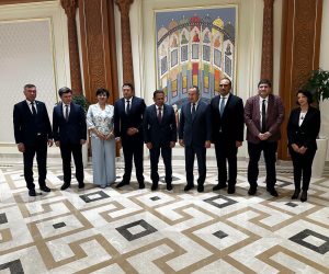 وزير التعليم العالي يتفقد مركز الحضارة الإسلامية في أوزبكستان ويبحث مع نظيره الأوزبكي 
