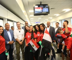 السفير البريطاني بالقاهرة يتفقد مونوريل شرق النيل.. ويشيد بمنظومة النقل الذكي