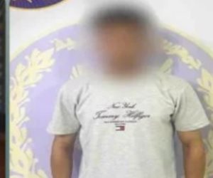 ضبط حلاق يستوقف الأطفال بالشوارع ويحلق شعرهم بغرض الشهرة ..فيديو