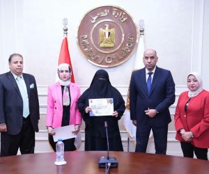  وزير العمل يفتح آفاق العمل الحر أمام السيدات المعيلات بتسليم ماكينات خياطة وحقائب أدوات مهنية لخريجات برامج التدريب بالمنوفية وأسيوط