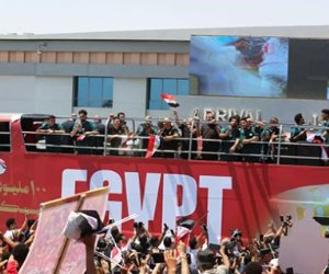 حافلة منتخب مصر تصل إلى فندق الإقامة فى العلمين وسط استقبال جماهيري حافل