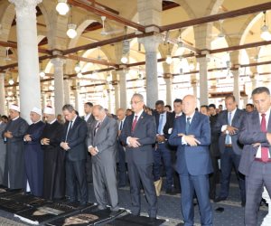 محافظو القاهرة والجيزة والقليوبية وشخصيات عامة يؤدون صلاة الجمعة في مسجد عمرو بن العاص