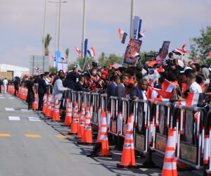 آلاف الجماهير ونجوم الفن والسياسة ينتظرون طائرة المنتخب بمطار العلمين الجديدة