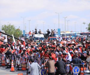 احتشاد الجماهير في مطار العلمين لاستقبال بعثة منتخب مصر (بث مباشر)