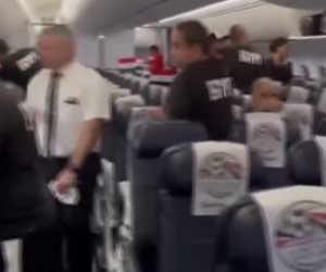 فرحة العودة للوطن.. لقطات عفوية ومبهجة لنجوم منتخب مصر من داخل طائرة البعثة (فيديو)