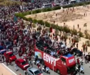 حافلة منتخب مصر تتحرك إلى أبراج العلمين بعد استقبال جماهيري حاشد
